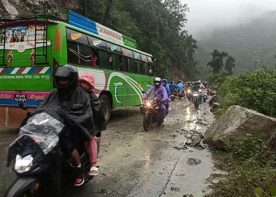 अविरल वर्षाका कारण देशभरका छ सडकमा आवागमन रोकियो