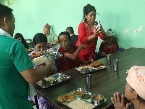 युएन कलेजका प्रिन्सिपलद्वारा जन्मदिनको अवसरमा मानव सेवा आश्रममा भोजन 