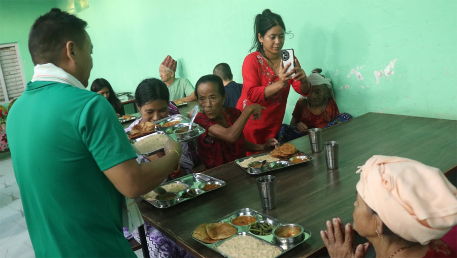 युएन कलेजका प्रिन्सिपलद्वारा जन्मदिनको अवसरमा मानव सेवा आश्रममा भोजन 